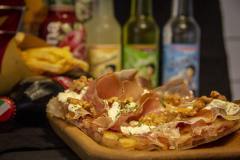 Composizione-Pizza-Crudo-Straccia-e-noci-min